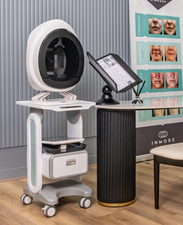 Professional skin analysis machine at NB&CO